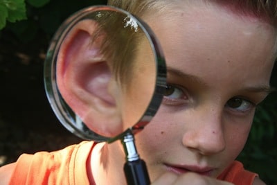Kind mit einem Hörgerät