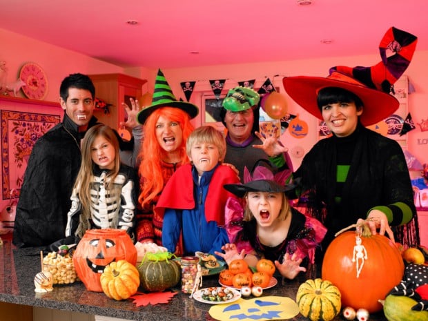 Familie feiert Halloween | © Bildagentur PantherMedia / Graham Oliver