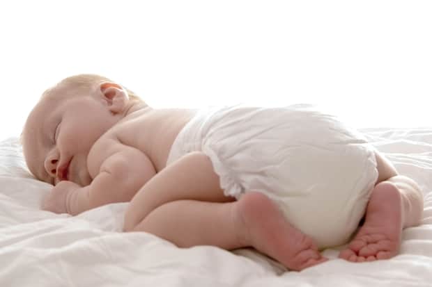 Baby mit Windel im Bett | © panthermedia.net /Gaby Kooijman