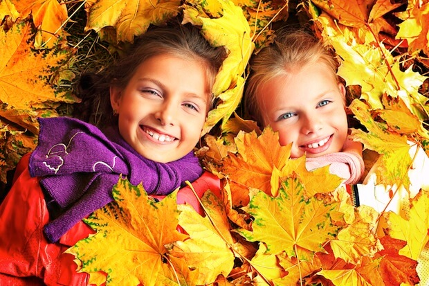 Mädchen im Herbstlaub |© panthermedia.net / prometeus