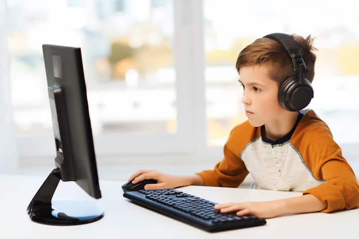 Kind spielt Browsergame am PC | © panthermedia.net / Lev Dolgachov