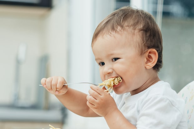 Baby isst Pasta | © panthermedia.net /Komokvm