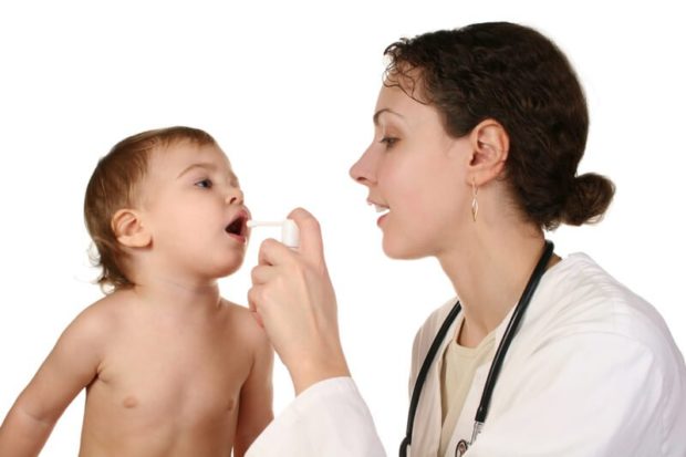 Arzt gibt dem Baby Medikamente | © panthermedia.net /Pavel Losevsky