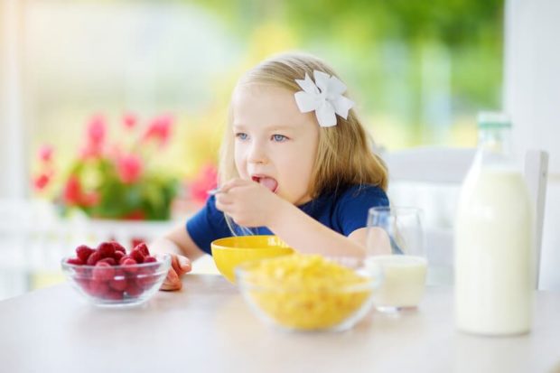Kind mit gesundem Essen | © panthermedia.net /maximkabb