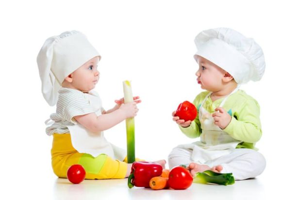Babys mit Kochkleidung | © panthermedia.net /oksun70