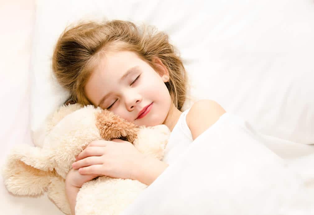 Kind schläft im Bett | © PantherMedia / svetamart