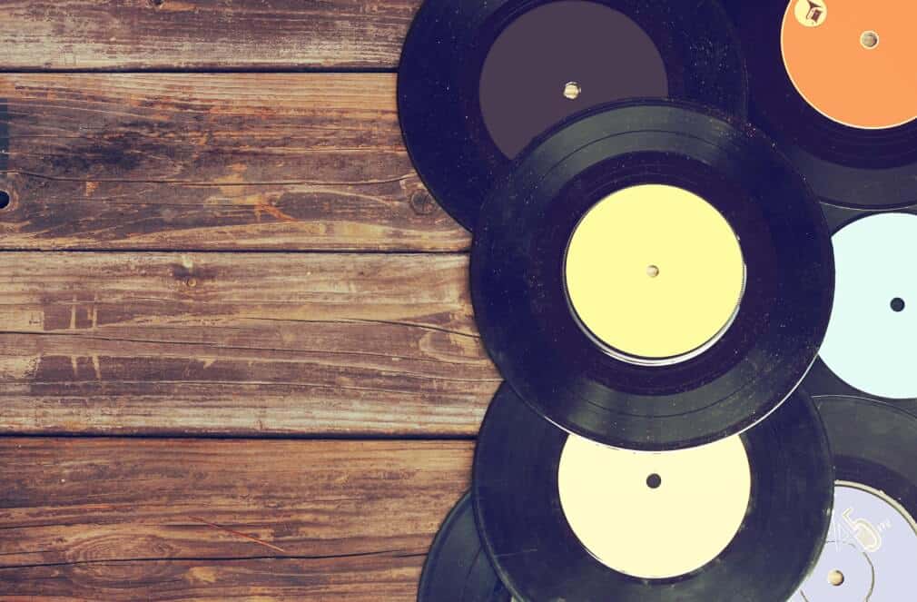 Schallplatten auf einem Holztisch | © PantherMedia / tomert