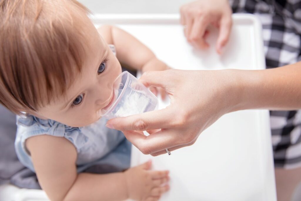 dürfen babys wasser trinken